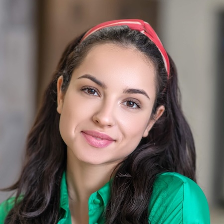 IMG-CZW2EGD.jpg Smiling woman with a red headband.